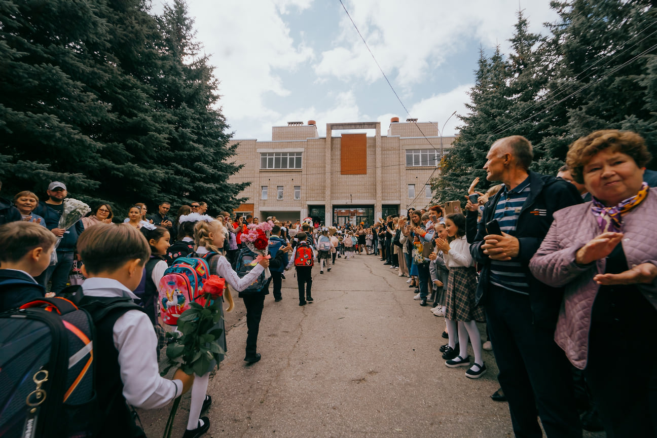 В этот день учеников приняла школа №88, где в сентябре прошлого года произошла трагедия. 26 сентября здесь открыл стрельбу 34-летний выпускник учреждения