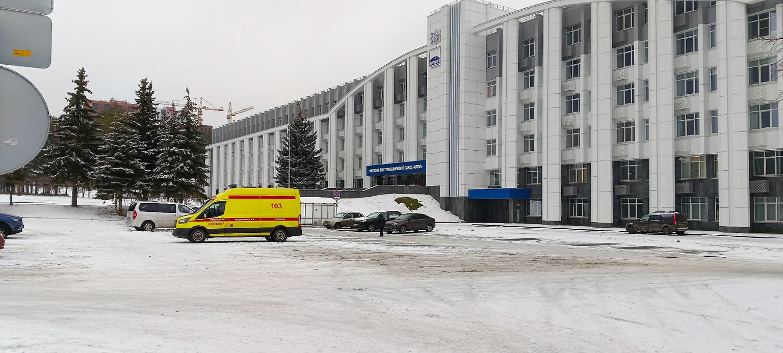 Всего к месту происшествия прибыли четыре бригады скорой помощи, одна остается на дежурстве
