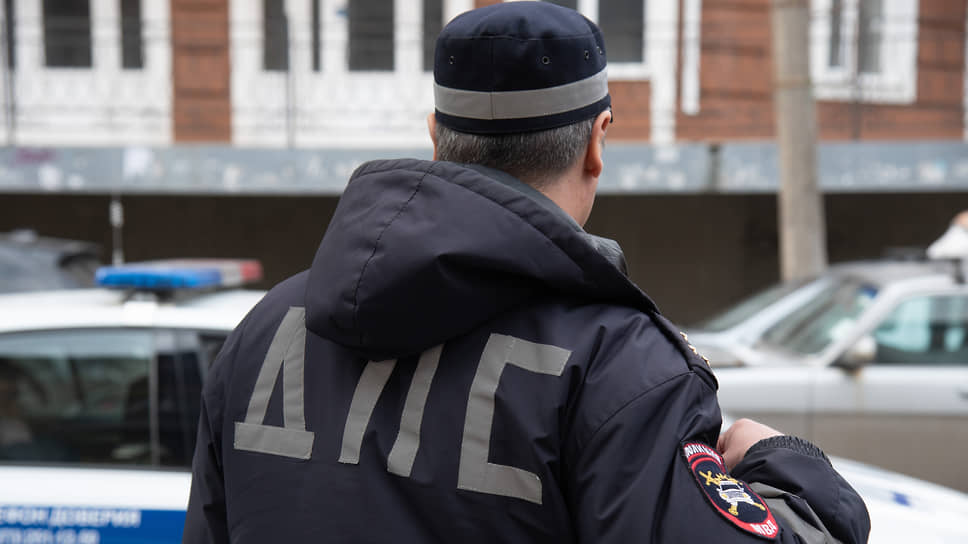 В Казани сотрудники ГИБДД конфисковали авто водителя, катавшего людей на капоте 