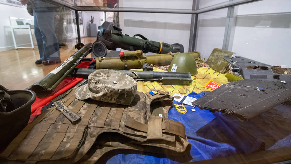Оружие, экипировка и символика признанного в России террористической и запрещенной организацией полка «Азов» 