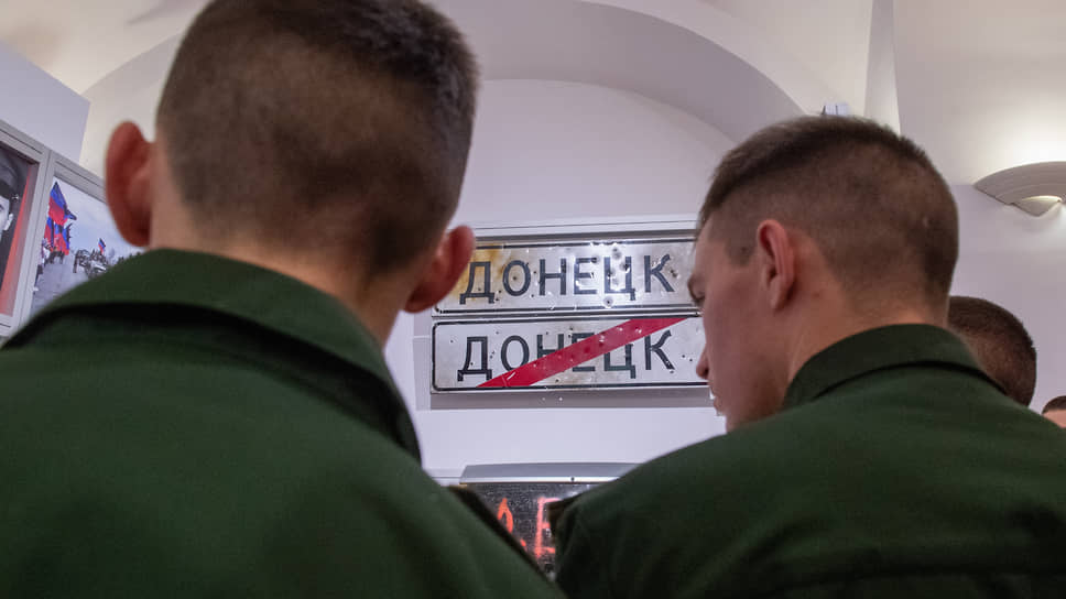 Выставка приурочена к 80-летию освобождения Донбасса от немецко-фашистских захватчиков, но значительную часть экспозиции составляют артефакты, привезенные из зоны СВО 