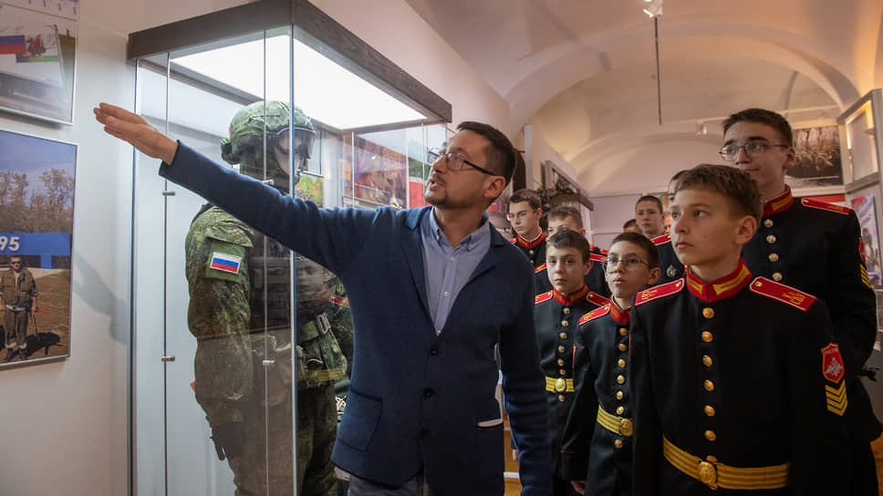 Первыми посетителями выставки стали кадеты, курсанты военного училища и участники движения «Молодая гвардия Единой России» 
