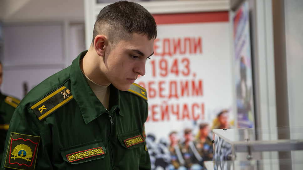 Выставка приурочена к 80-летию освобождения региона от немецко-фашистских захватчиков, но значительную часть экспозиции составляют артефакты, привезенные из зоны СВО 