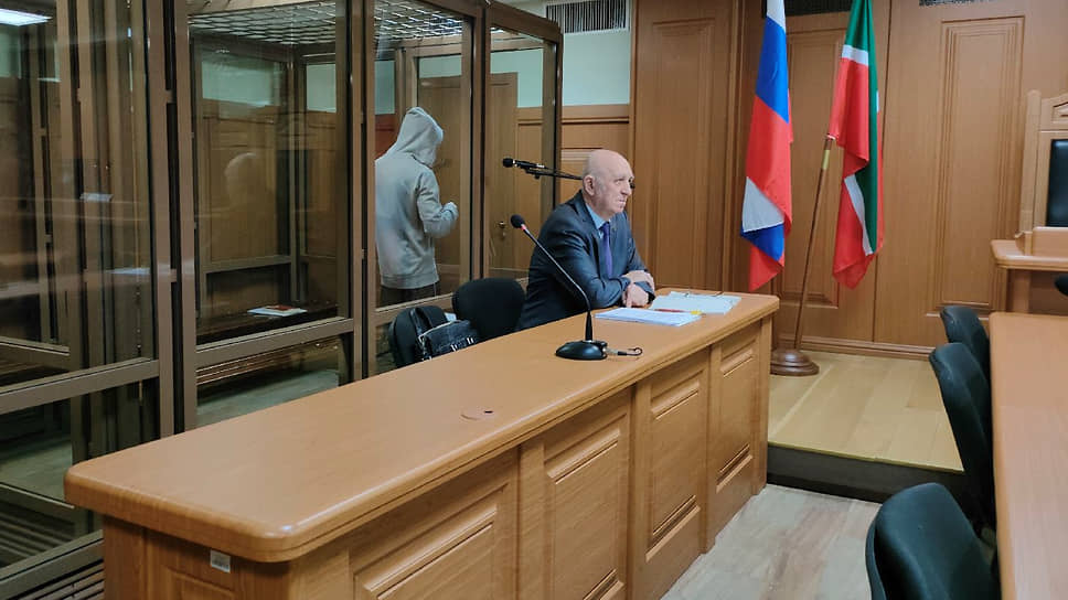 На заседании Верховного суда Татарстана по делу Радика Тагирова, обвиняемого в убийстве 31 пожилой женщины. На переднем плане его адвокат Марат Аширов 