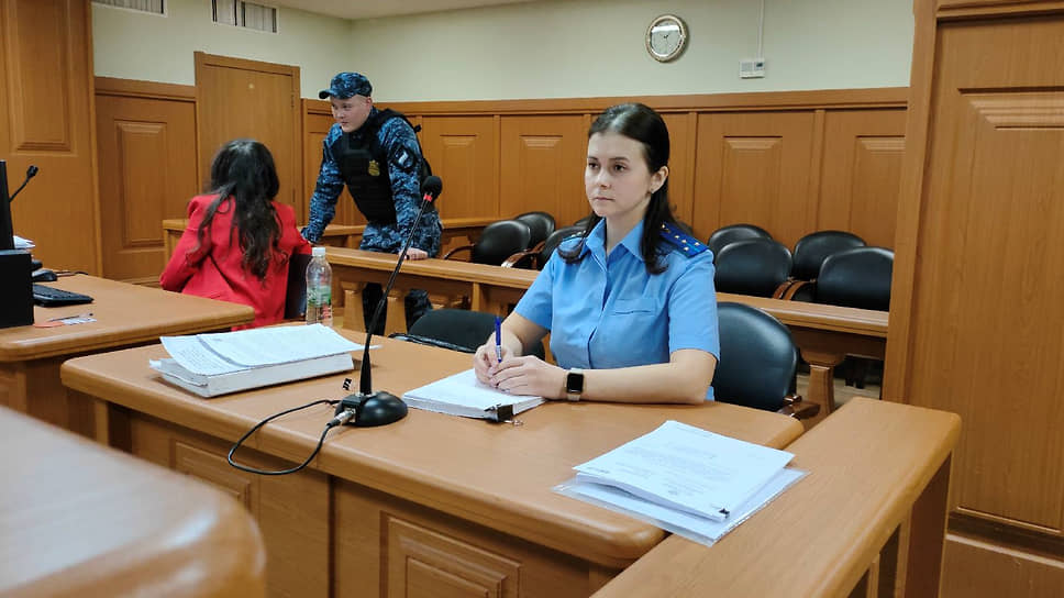 На заседании Верховного суда Татарстана по делу Радика Тагирова, обвиняемого в убийстве 31 пожилой женщины. На переднем плане — гособвинитель — Линара Чуркина 