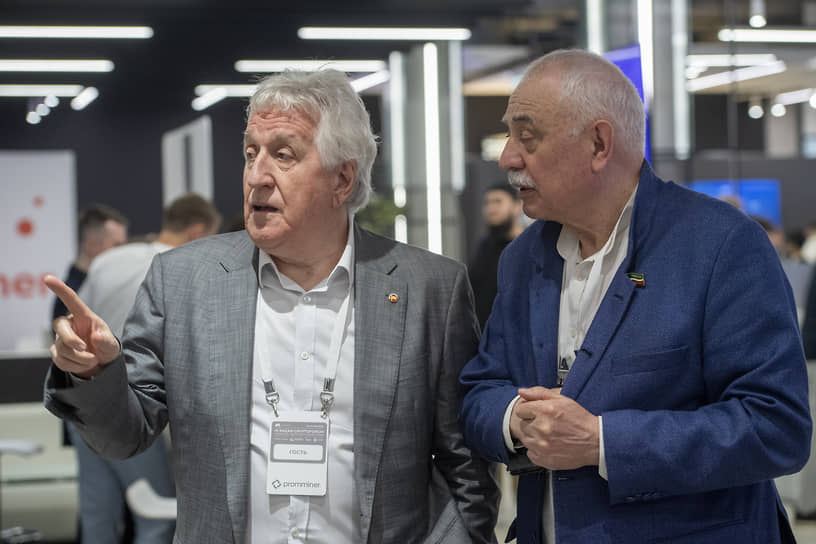 Открытие Kazan Cryptoforum-2024. Директор филиала РТРС «РТПЦ Республики Татарстан» Владимир Якимов (слева) и Камиль Нугаев заместитель председателя Комитета Госсовета РТ по бюджету, налогам и финансам (справа) на Kazan Cryptoforum 2024.