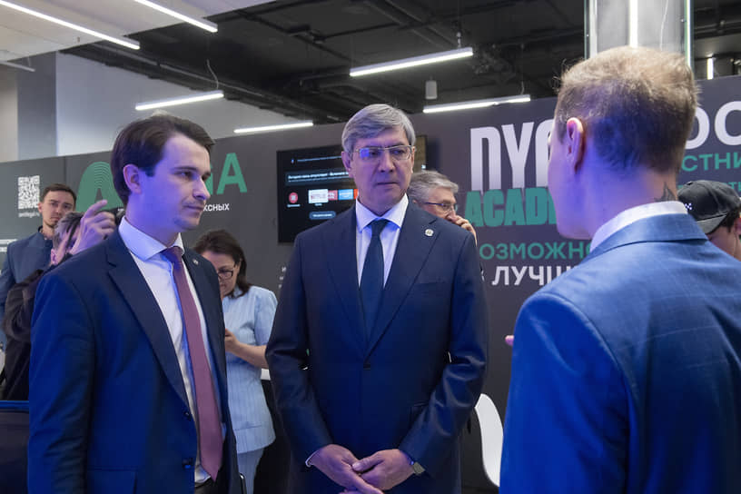 Открытие Kazan Cryptoforum-2024. Заместитель министра цифрового развития государственного управления, информационных технологий и связи РТ Булат Габдрахманов (слева) и заместитель Премьер-министра Республики Татарстан Роман Шайхутдинов (справа) на Kazan Cryptoforum 2024.