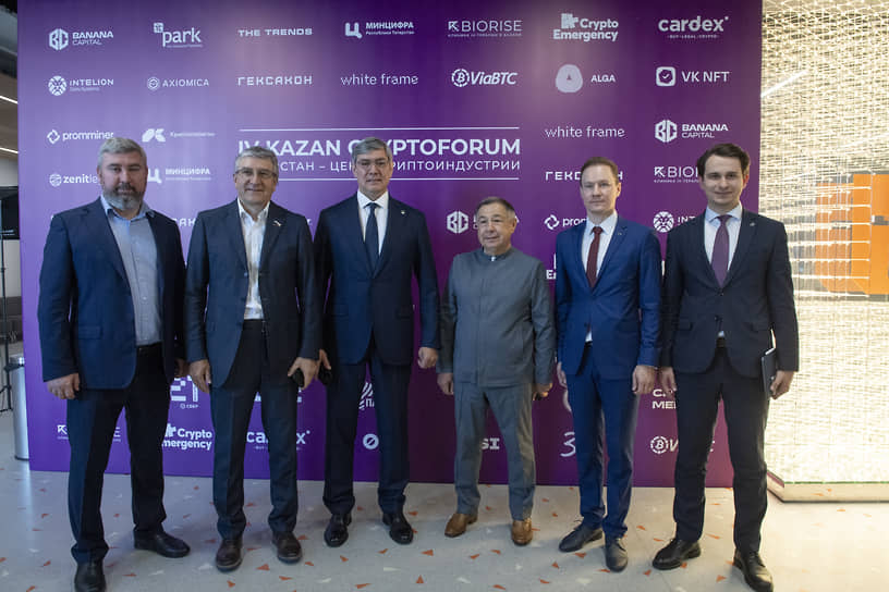 Открытие Kazan Cryptoforum-2024. Руслан Власов, Айрат Фаррахов, Роман Шайхутдинов, Раис Минниханов, Яков Тенилин и Булат Габдрахманов на Kazan Cryptoforum 2024.