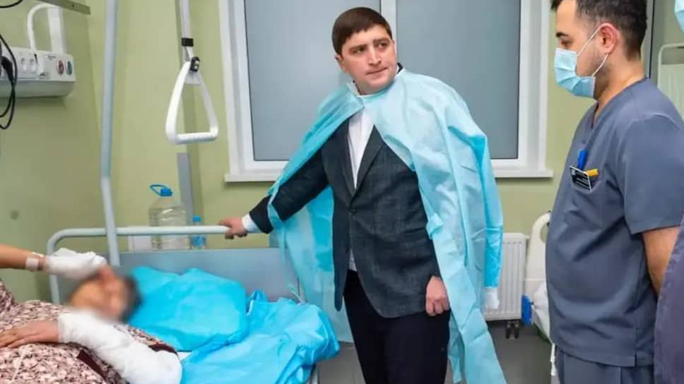 Глава Нижнекамска Радмир Беляев посетил в больнице пострадавшую в нижнекамском лицее уборщицу
