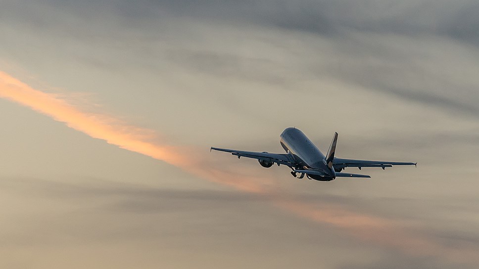 Как авиакомпания «Азимут» будет летать только на SSJ100 