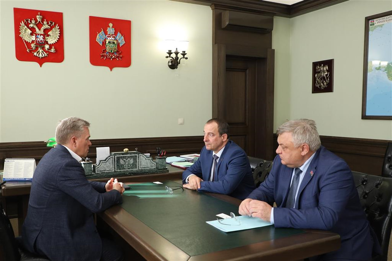 Гендиректор компании «Рустарк» Роман Козырев (слева), председатель ЗСК Юрий Бурлачко, председатель комитета по вопросам промышленности Владимир Лыбанев