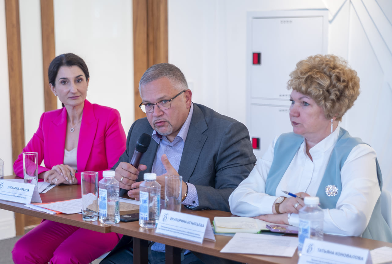 Элла Деткова, международный HR-эксперт, основатель HR-академии; Дмитрий Бобков, гендиректор ООО «Алма Продакшн»; Екатерина Игнатьева, руководитель Единого центра учета и обработки данных по трудоустройству студентов и выпускников аграрных вузов  