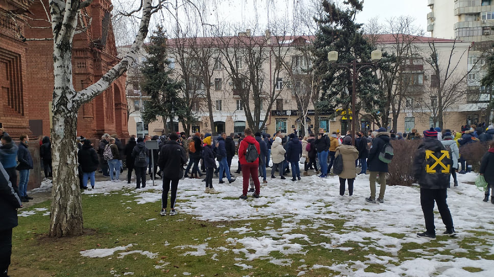 Начало шествия, люди собираются у арки