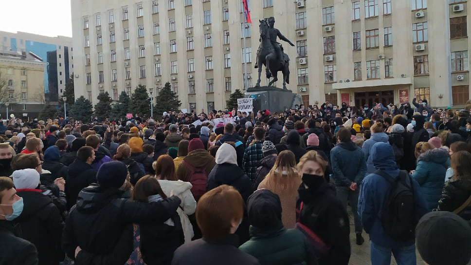 Люди скандируют лозунг "Свободу!"