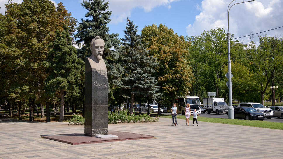 Бюст революционера Феликса Дзержинского был установлен в 1981 году в сквере на пересечении одноименной улицы и Шоссе Нефтяников. Авторы бюста - скульптор О. Коломойцев и архитектор В. Карпычев.
