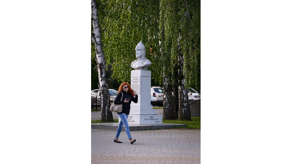 Монумент Александру Невскому. Открытие состоялось в декабре 2011 года, установлен бюст на подворье войскового собора Александра Невского по улице Постовая. Автором бюста является ростовский скульптор Александр Дементьев.