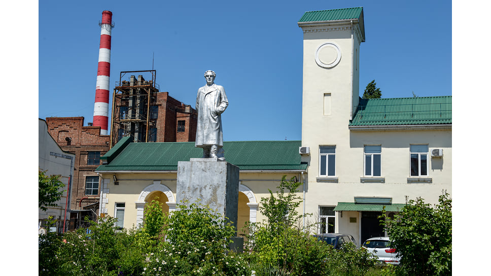 Памятник В.В. Куйбышеву - один из старейших монументов Краснодара. Изначально был установлен в 1935 году, пострадал во время Великой Отечественной войны и восстановлен в 1950 году. Монумент располагается на ул. Тихорецкой около главного здания «МЖК «Краснодарский». Автор монумента - Иван Петрович Шмагун.