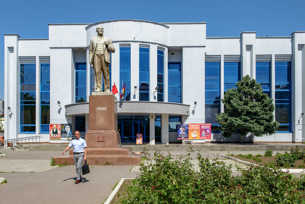 Монумент вождю пролетариата находится в районе Ж/Д вокзала, у ДК железнодорожников. Ранее тут стояла другая копия Ленина мастера К. Дитриха. Но время его не пощадило. В 2006 году на это место была перенесена фигура Ильича, которая ранее стояла у крайкома КПСС (ныне ЗСК), созданная в 1956 г. по проекту А. Великанова и П. Сабсай.