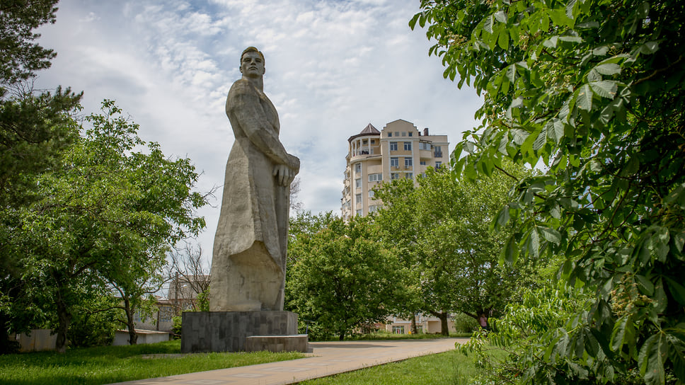 Памятник Человеку-созидателю» — монументальная скульптура архитектора О. Коломойцева в жанре социалистического реализма, его высота около 20 м. Монумент был торжественно открыт почетным гостем — секретарем Ставропольского крайкома Михаилом Сергеевичем Горбачевым 7 ноября 1967 года. К памятнику «приклеилось» прозвище «Фантомас».