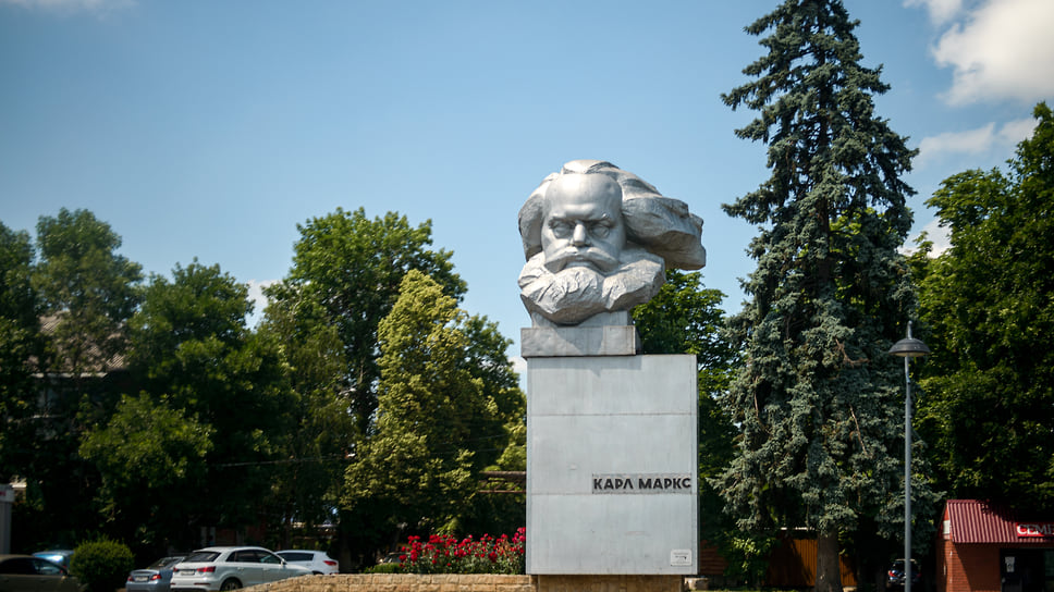 В Краснодаре есть два памятника Карлу Марксу. Один из них находится на Ейском шоссе в районе поселка Берёзового возле Витаминкомбината. Монумент был установлен в 1966 году. Есть версия, что бюст по ошибке прибыл в Краснодар вместо Красноярска.