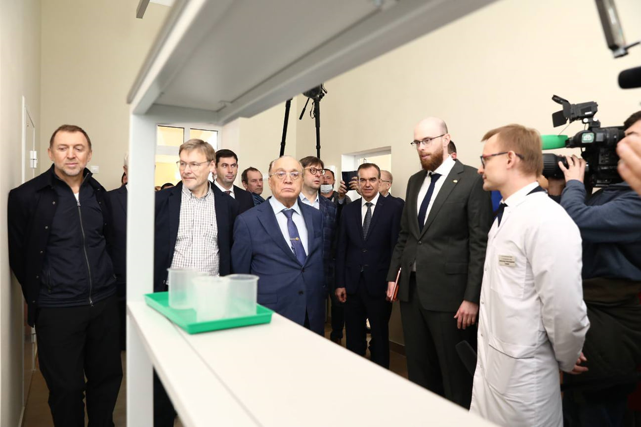 Олег Дерипаска, Виктор Садовничий и Вениамин Кондратьев на экскурсии по лицею
