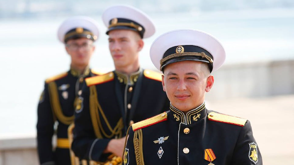 В честь 326-й годовщины основания военно-морского флота России в Новороссийске прошел парад