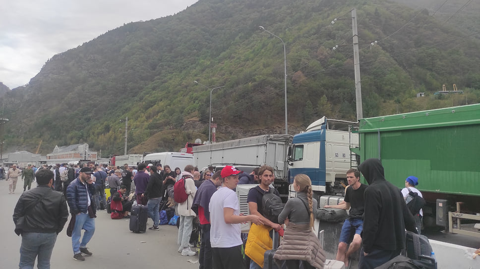 Люди стоят в очереди по несколько суток без возможности нормально поесть, выспаться и принять душ