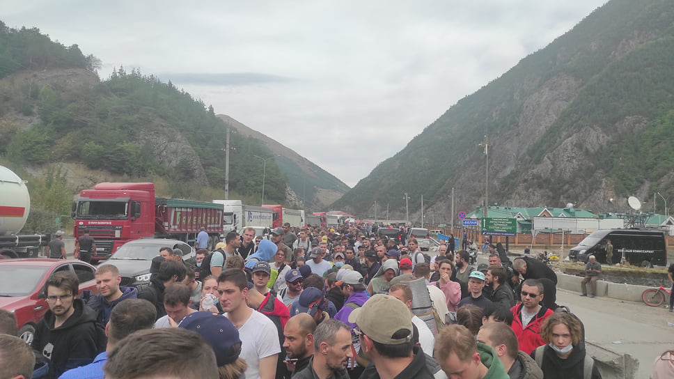 Тысячи мужчин призывного возраста пытаются пересечь границу с Грузией, чтобы избежать мобилизации