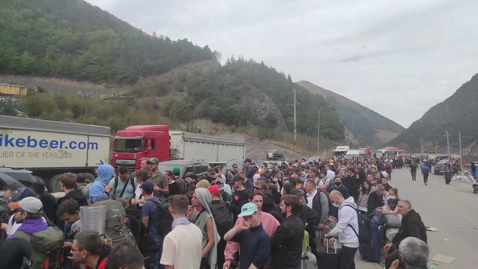 К пункту пропуска «Верхний Ларс» протянулась многокилометровая очередь из желающих покинуть страну