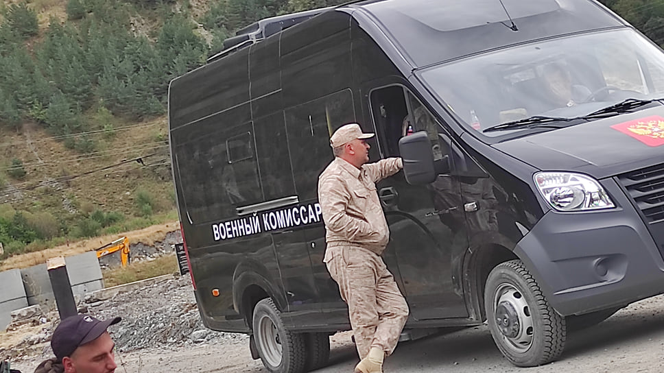 Для того, чтобы вручать повестки попадающим под частичную мобилизацию мужчинам в Верхний Ларс прибыл мобильный пункт местного военкомата. По сообщениям СМИ, сначала повестки выдавали только жителям Северной Осетии, но позже стали вручать всем подходящим под мобилизацию мужчинам
