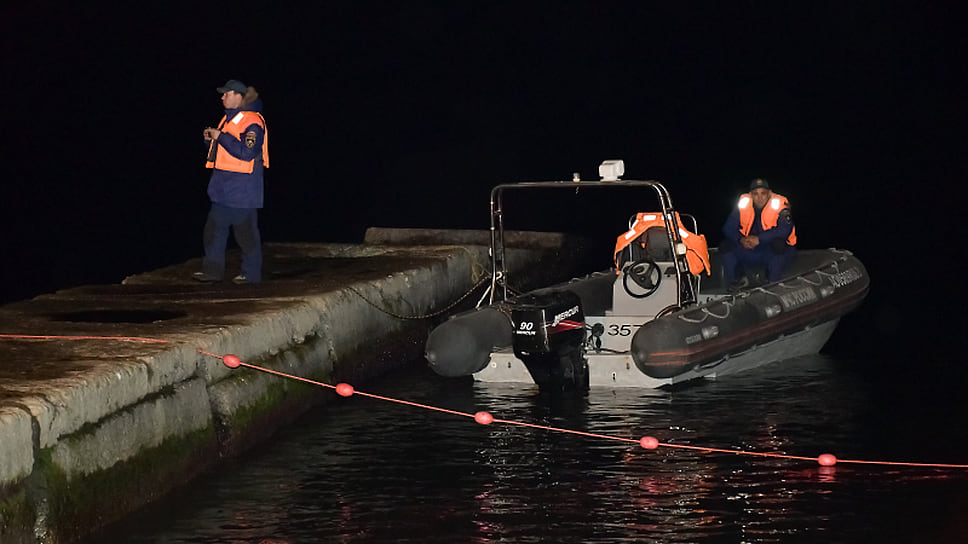 Безопасность на воде обеспечивали спасатели 
