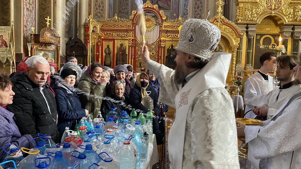 Митрополит Екатеринодарский и Кубанский Григорий освятил воду в Свято-Екатерининском кафедральном соборе Краснодара 