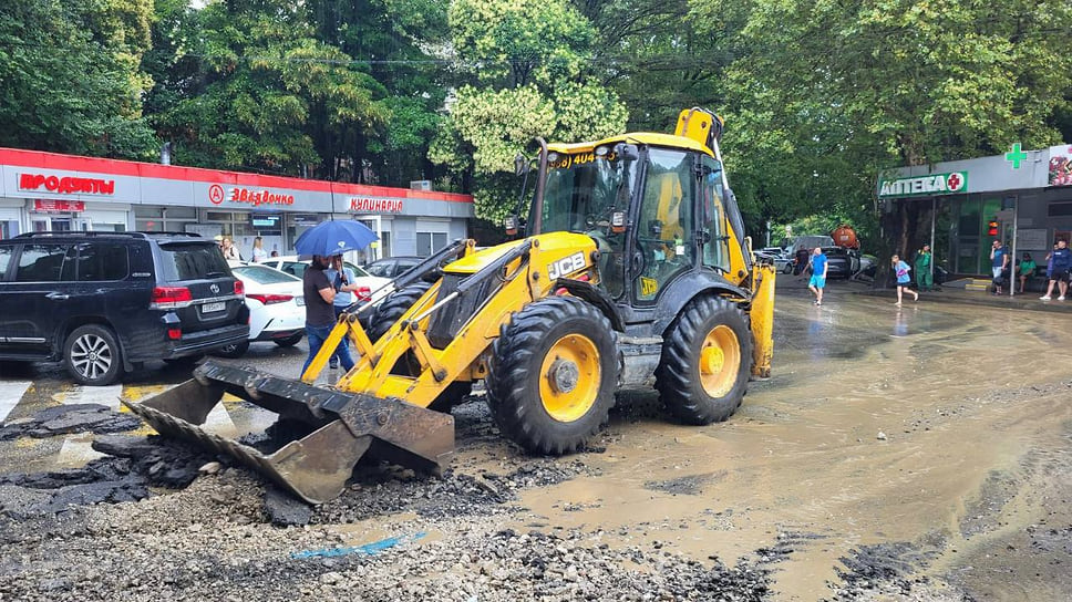 В Хосте произошли подтопления цокольных этажей многоквартирных домов на улице Кипарисовая, 1 и Шоссейная, 5