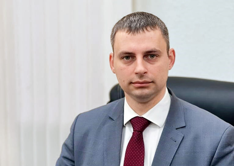 В конце декабря 2025 года бывшего вице-губернатора Краснодарского края Сергея Власова признали виновным в получении взятки от застройщика в особо крупном размере (ч. 6 ст. 290 УК РФ) и приговорили к 11 годам колонии строгого режима и штрафу в размере 90 млн руб. 