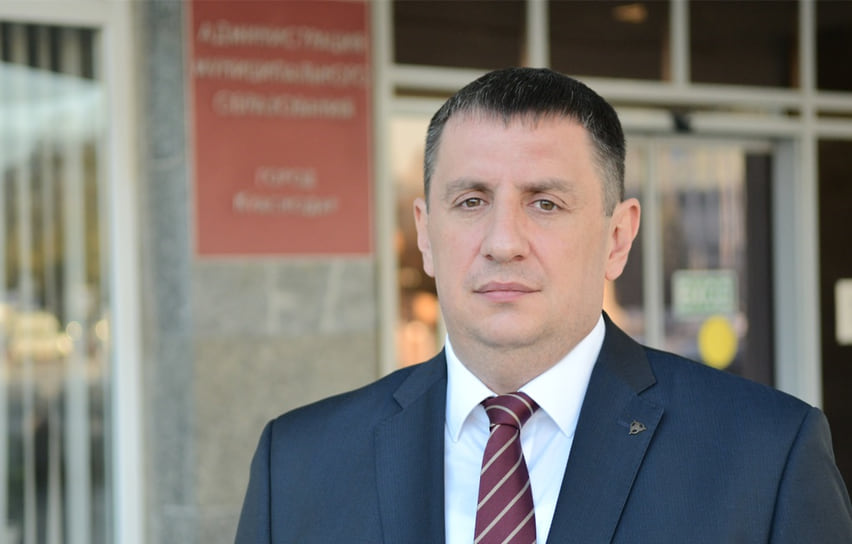 3 февраля Краснодарский краевой суд направил на новое рассмотрение дело бывшего заместителя главы регионального департамента строительства Кирилла Мавриди, признанного виновным в превышении должностных полномочий. Первомайский районный суд Краснодара приговорил его к трем годам и двум месяцам лишения свободы. Но экс-чиновника освободили от наказания, поскольку он уже отбыл полтора года в СИЗО и почти столько же находился под домашним арестом. С приговором не согласилась прокуратура, усомнившись в правильности квалификации судом действий Кирилла Мавриди 
