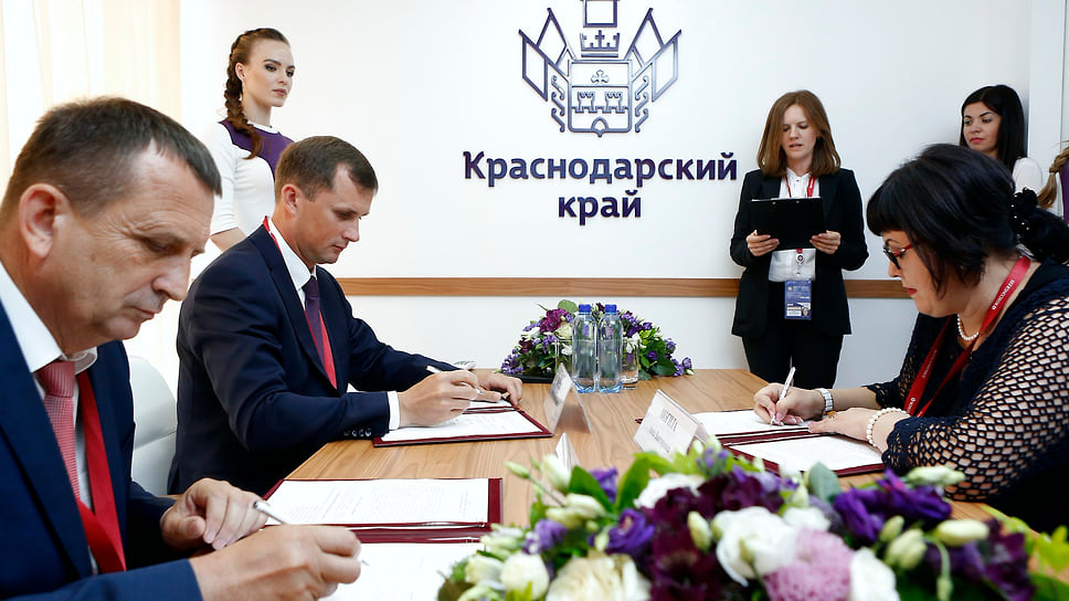 Вице-губернатор Кубани Андрей Коробка, глава муниципалитета Павловского района Краснодарского края Борис Зуев и директор ОПХ «Искра» Анна Могила на подписании соглашения о строительстве свинокомплекса в Павловском районе 
