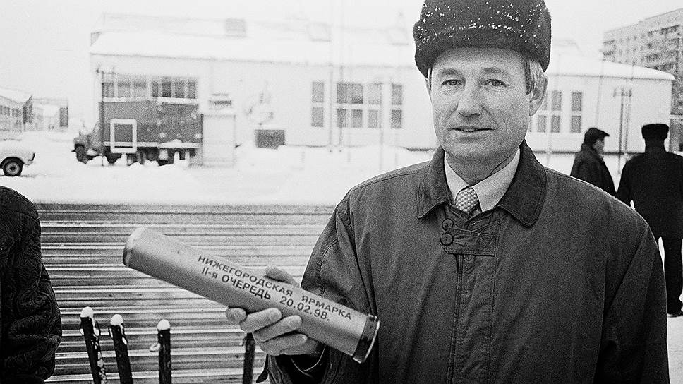 20 февраля 1998 года. Директор ВЗАО "Нижегородская ярмарка" Владимир Бессараб во время закладки второй очереди