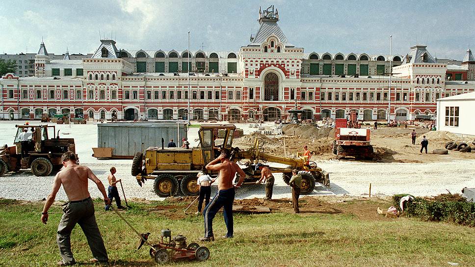 20 августа 1996 года. Строительство временных павильонов перед Главным ярмарочным домом для выставки "Будущее России"