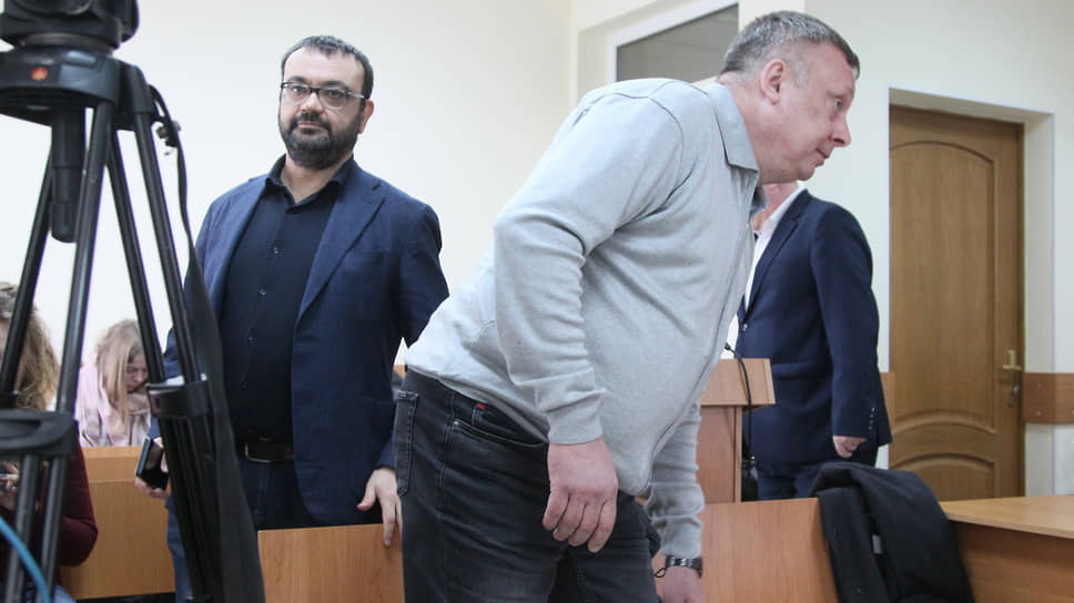 Максим Рабин (слева на фото) смог выйти из зала суда без судимости в отличие от Александра Платонова (справа)