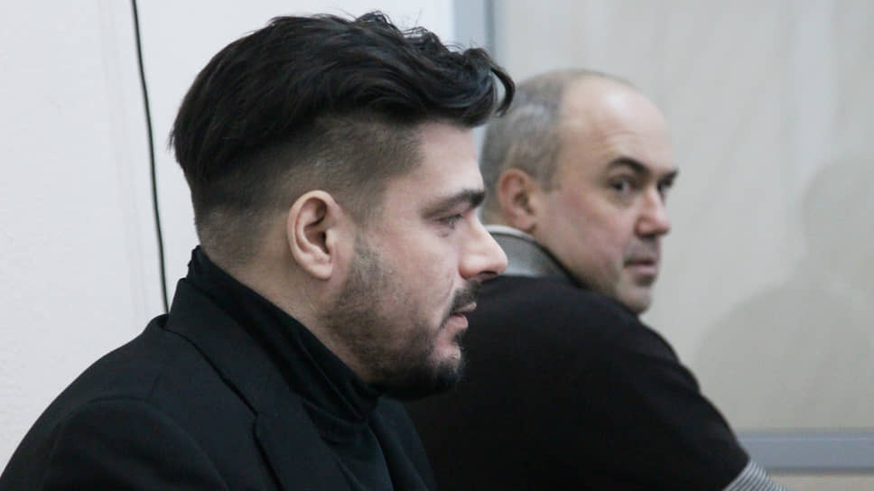 Предприниматели Станислав Машагин (слева) и Павел Увяткин, обвиняемые в хищении средств банка "Ассоциация", перед судебным заседанием 