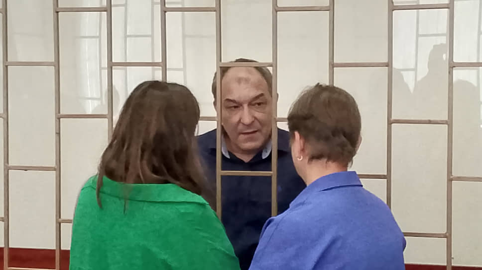Бывший заведующий онкологическим центром  Семеновской ЦРБ Олег Тюкалов (в центре) с семьей 