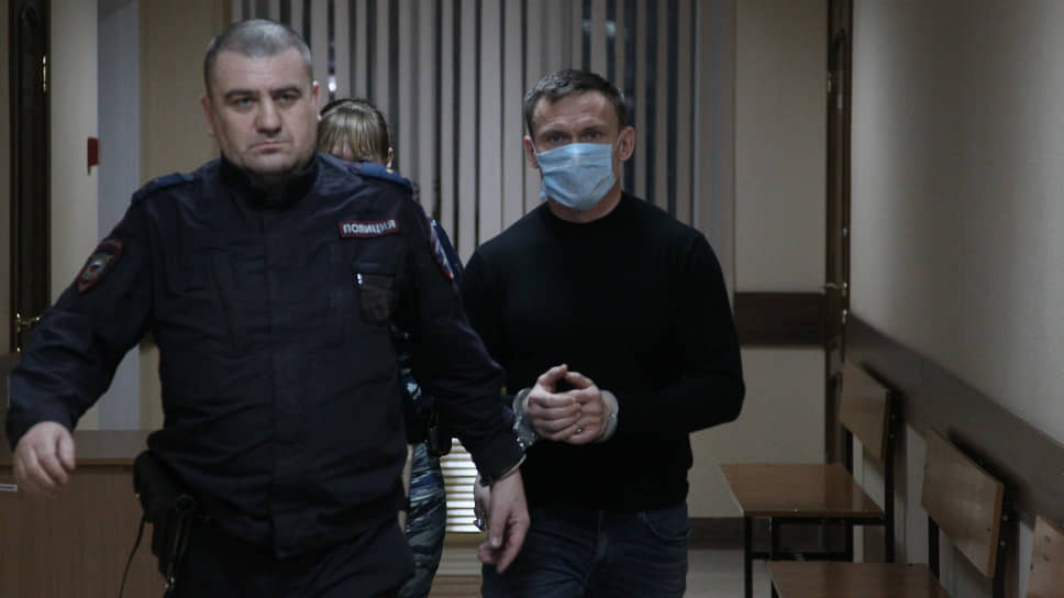 Директор НИУ РАНХиГС, депутат заксобрания Александр Парамонов (справа) перед избранием меры пресечения в Московском райсуде