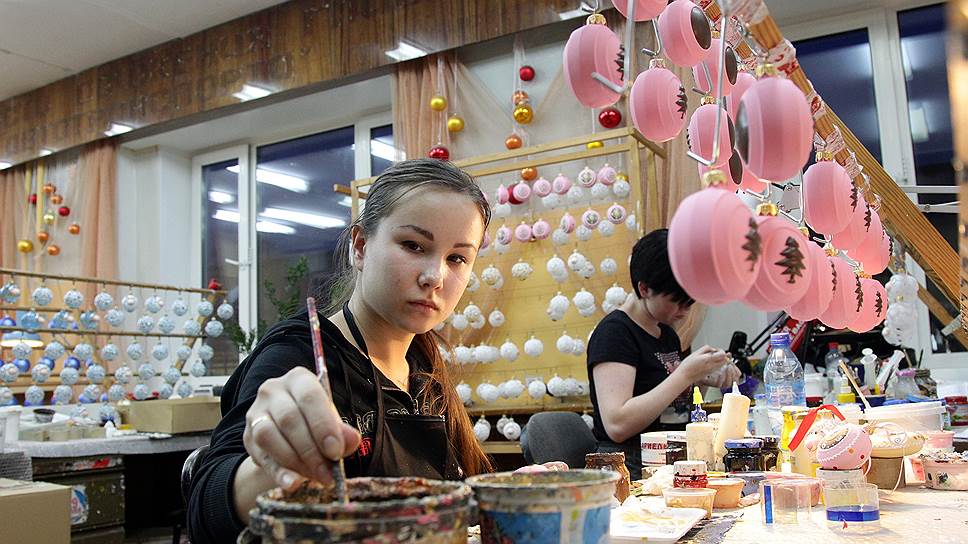 Художницы фабрики "Ариель" за работой: зимой заказов невпроворот 