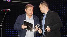 Адвокат Андрей Наумов получает премию в номинации «Человек с твердым знаком»  за бывшего первого  заместителя главы администрации Нижнего Новгорода Владимира Привалова. Вручает премию заместитель главного редактора «Ъ-Приволжье» Роман Кряжев (справа)