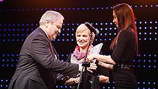 Директор компании «РусВинил» Гюнтер Надольны &mdash; победитель в специальной номинации «Инновации и развитие», учрежденной международной аудиторско-консалтинговой компании КПМГ. Премию вручает заместитель директора Приволжского регионального центра КПМГ Лариса Колчина (в центре)