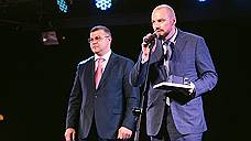 Глава биохимического холдинга «Оргхим» Николай Ходов. Победитель в специальной номинации «За инновации и развитие», учрежденной международной аудиторско-консалтинговой компанией КПМГ. Премию вручает руководитель Приволжского регионального центра КПМГ Андрей Гричук