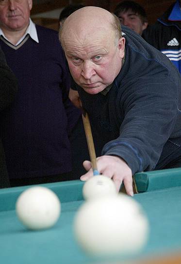 Валерий Шанцев во время игры в бильярд перед открытием Зимней Спартакиады в Богородске. 2007 год 