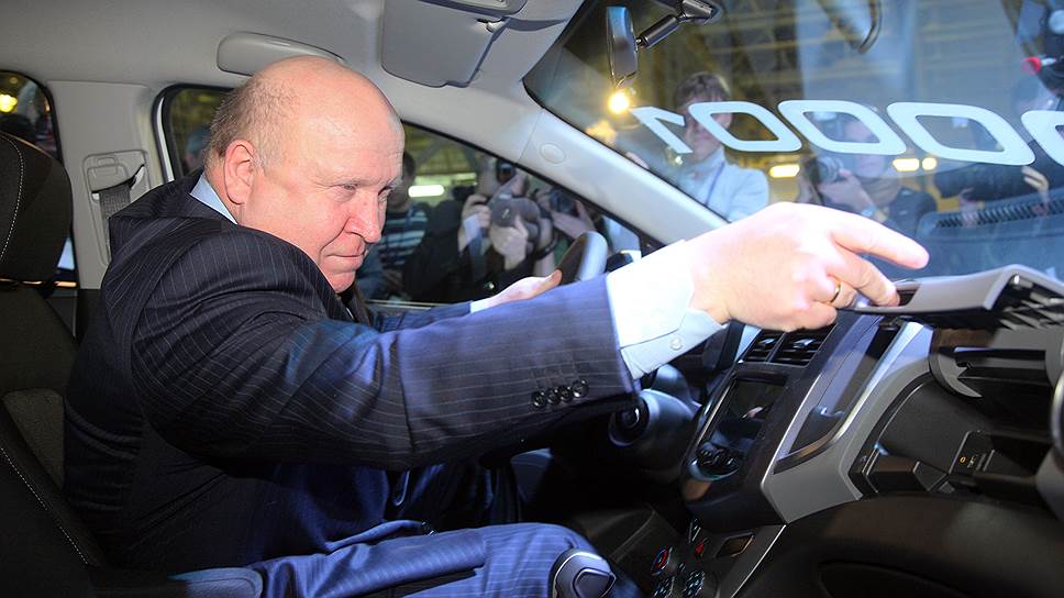 Валерий Шанцев за рулем первого сошедшего с конвейера автомобиля Chevrolet Aveo. 2013 год 