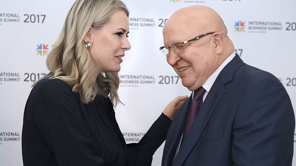 Директор по развитию газеты "Коммерсантъ Приволжье" Елизавета Зубакина и губернатор Нижегородской области Валерий Шанцев 