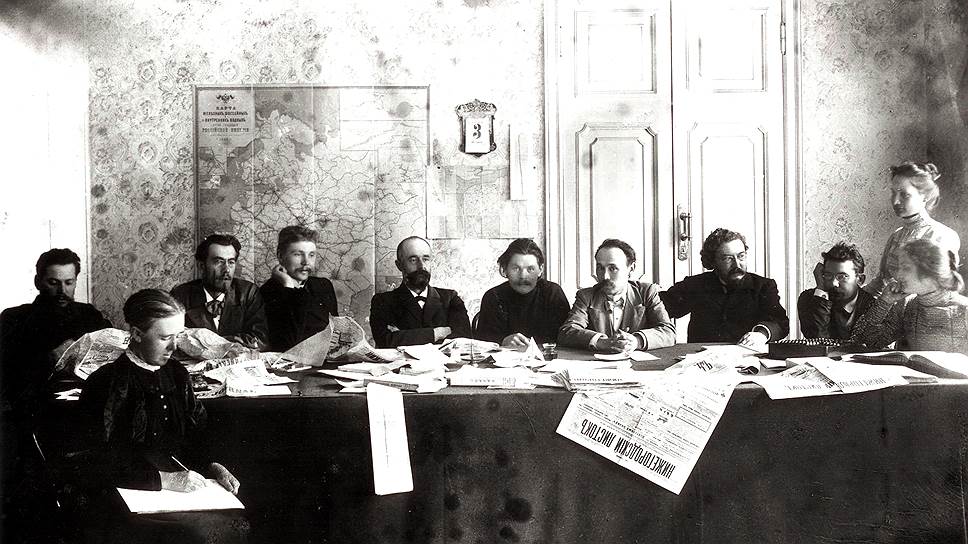 В фондах Русского музея фотографии можно найти уникальные свидетельства истории. На этом снимке изображена редакция газеты "Нижегородский листок", в которой Максим Горький (в центре) проработал 6 лет